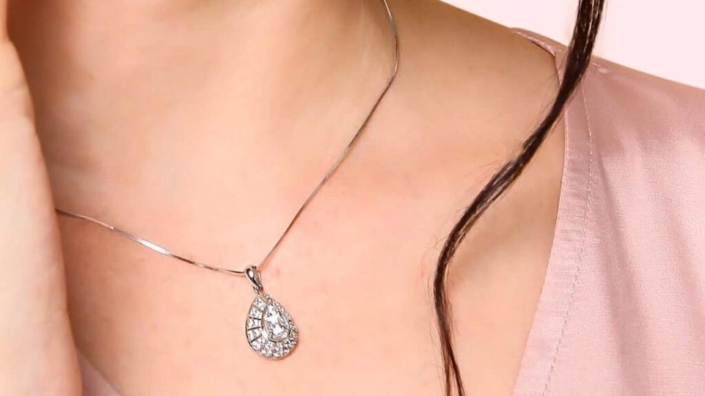 5 Alasan Mengapa Kalung & Liontin Harus Menjadi Aksesori Utama Anda